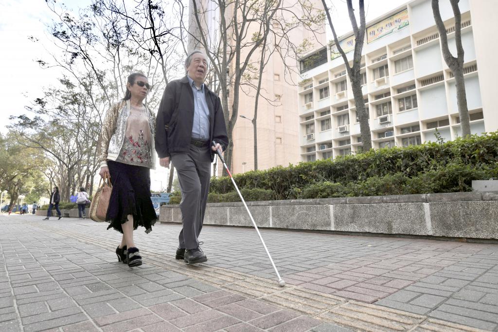 有视障人士指，大雨影响感知能力。