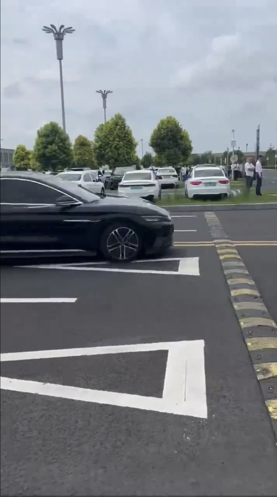 最終廠家從後台遠程介入停車。 微博@不二車探 最終廠家從後台遠程介入停車。 微博@不二車探