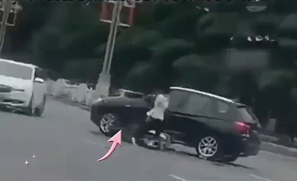 白車追撞白衫女子。 白車追撞白衫女子。