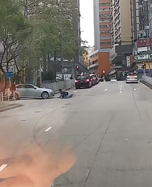 單車漢爬起身。fb車cam L（香港群組）Lisa Wong影片截圖
