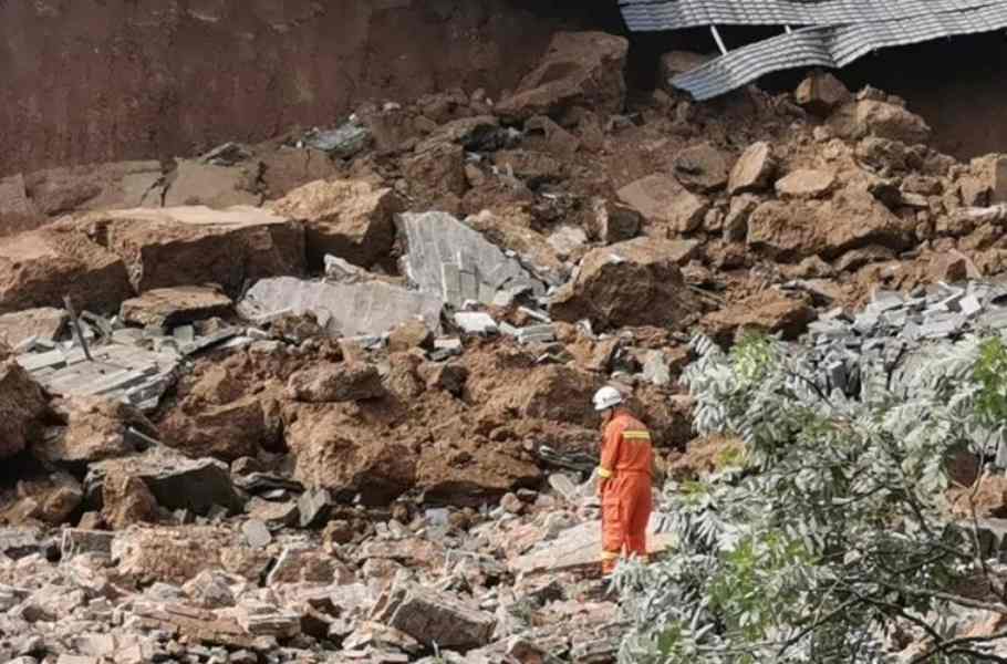 救援人員到場搜救是否有人被困。網圖