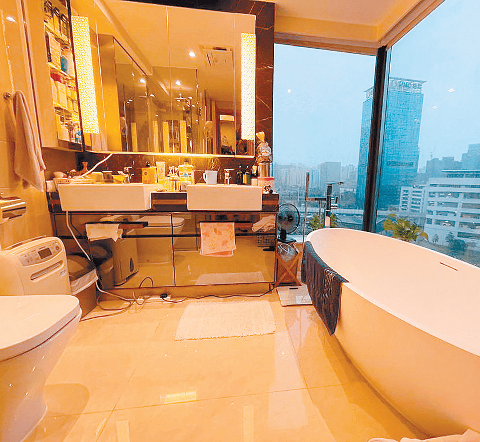 浴室空间大，更有落地玻璃设计，可广纳光源。