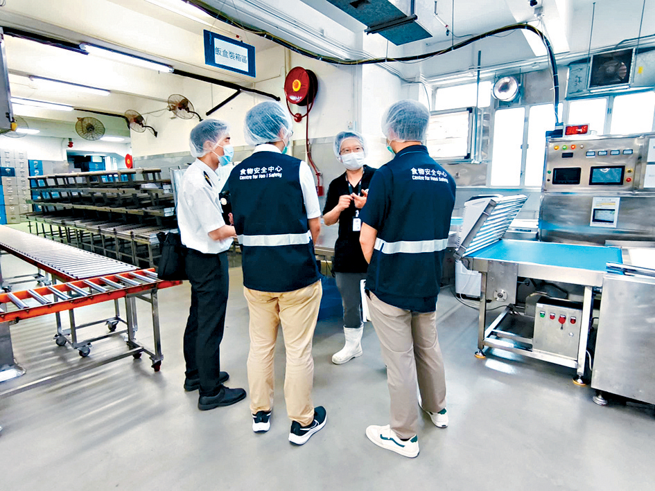 食環署食安中心及環境衞生部在開學前巡查相關持牌食物製造廠。