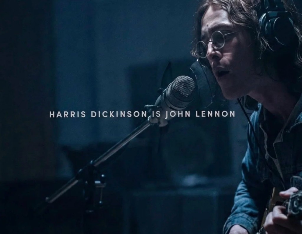 《皇家特工：第一任務》Harris Dickinson飾演約翰連儂（John Lennon）。