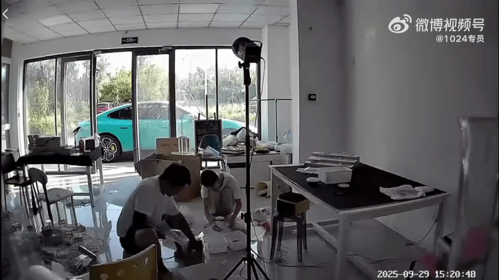 小米SU7鎖車後突然自己開走。