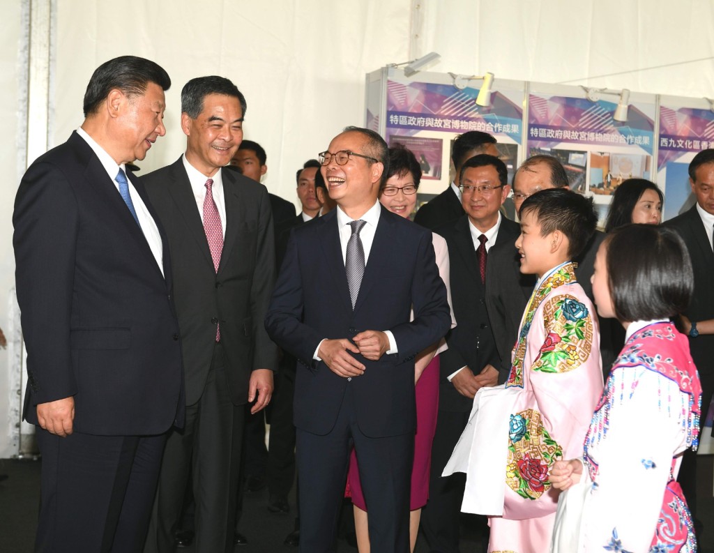 國家主席習近平（前排左一）2017年訪港，曾在西九文化區觀看粵劇小演員利文喆（前排右二）表演。資料圖片