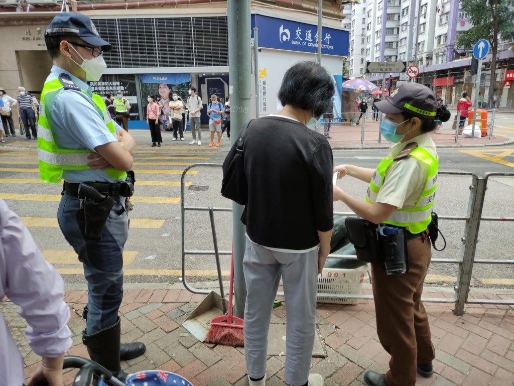 警方亦檢控行人不遵照交通燈號橫過馬路等。圖:警方提供