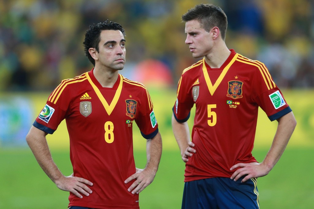 巴塞教練沙維(左)曾與艾斯派古達(右)於西班牙國家隊合作，深明其踢法及穩定性，絕對有助目前巴塞不穩的後防。