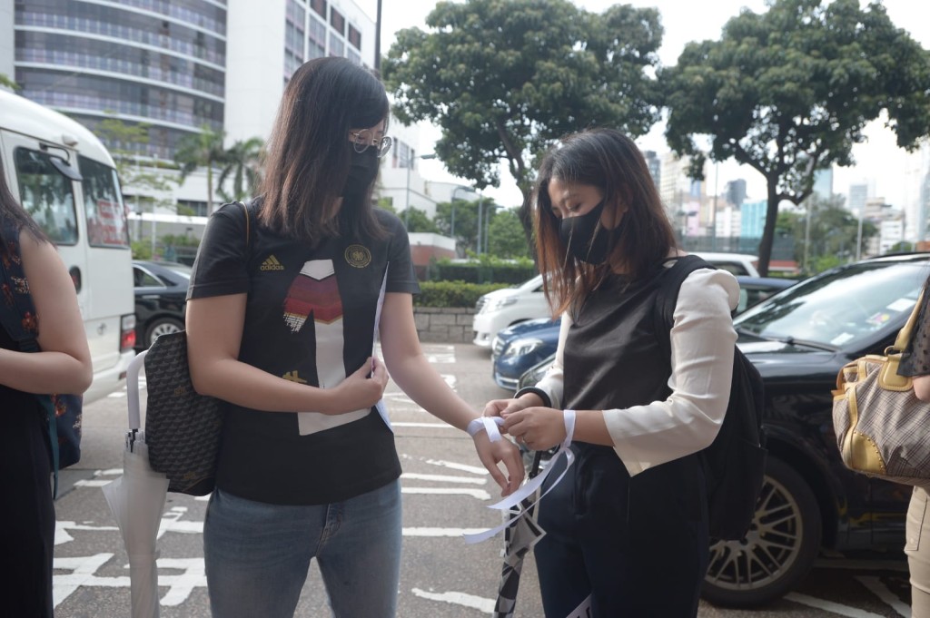 80校友聲援女拔學生。