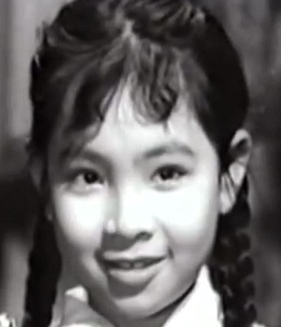 王愛明4歲半已隨擔任電影工作者的父親加入影圈成為童星。