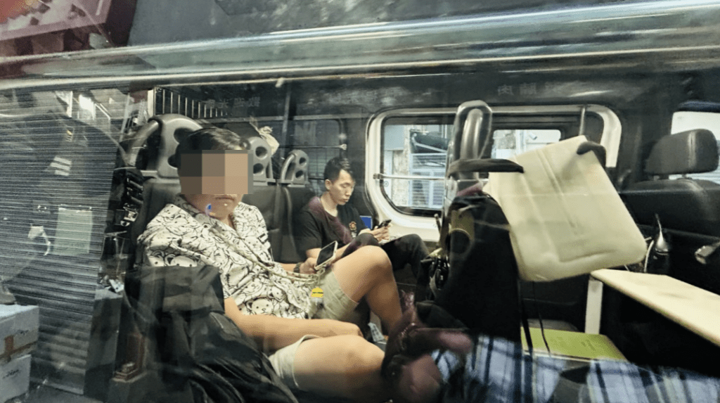 傷人男子(左)當場拘捕,由警員帶署調查。蔡楚輝攝 傷人男子(左)當場拘捕,由警員帶署調查。蔡楚輝攝