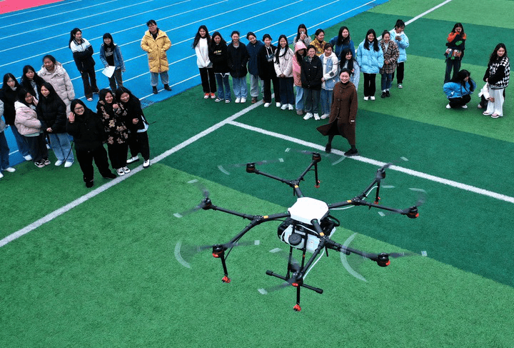 在宣恩县中等职业技术学校，学生观摩植保无人机飞行操作。 新华社