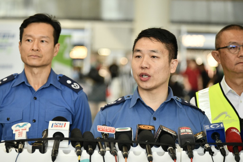 消防處助理救護總長唐思豪(中)強調非自然情況下不會依據指示放棄搶救。 消防處助理救護總長唐思豪(中)強調非自然情況下不會依據指示放棄搶救。