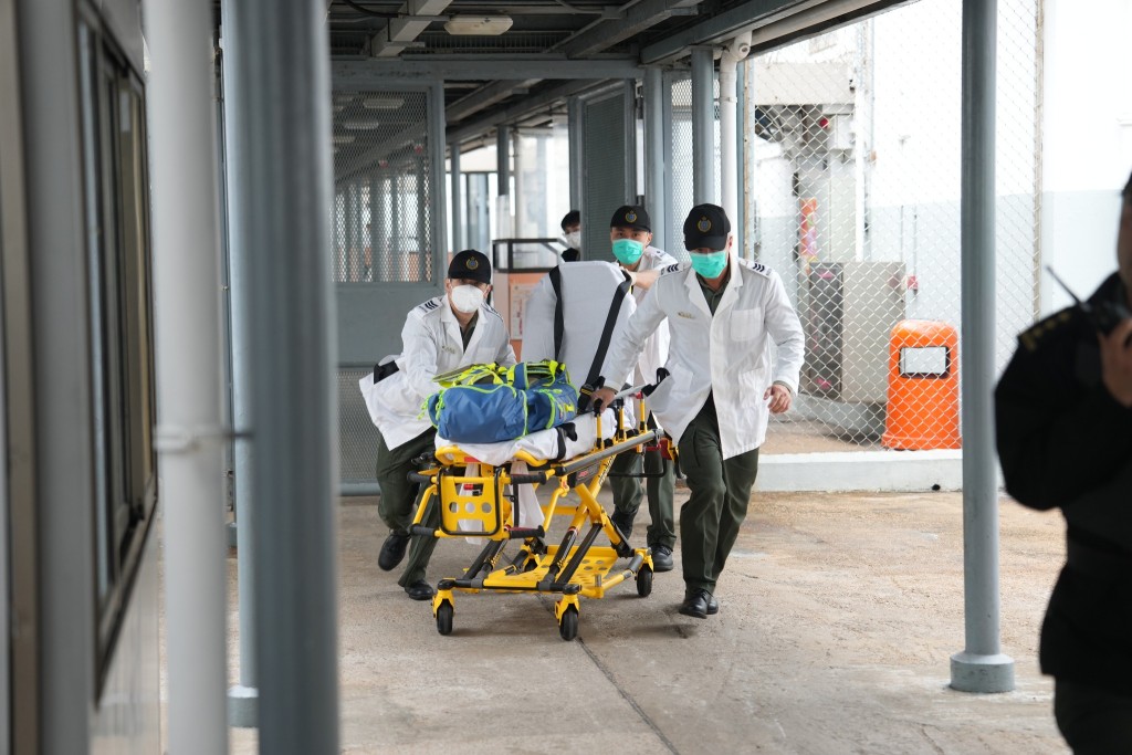 懲教署今日(12月10日)在喜靈洲懲教所進行代號「和諧二十四號」的大型應變演習。 懲教署今日(12月10日)在喜靈洲懲教所進行代號「和諧二十四號」的大型應變演習。