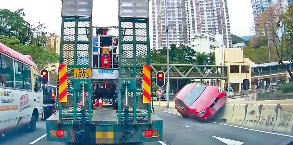 私家車「騎上」石壆斜行。