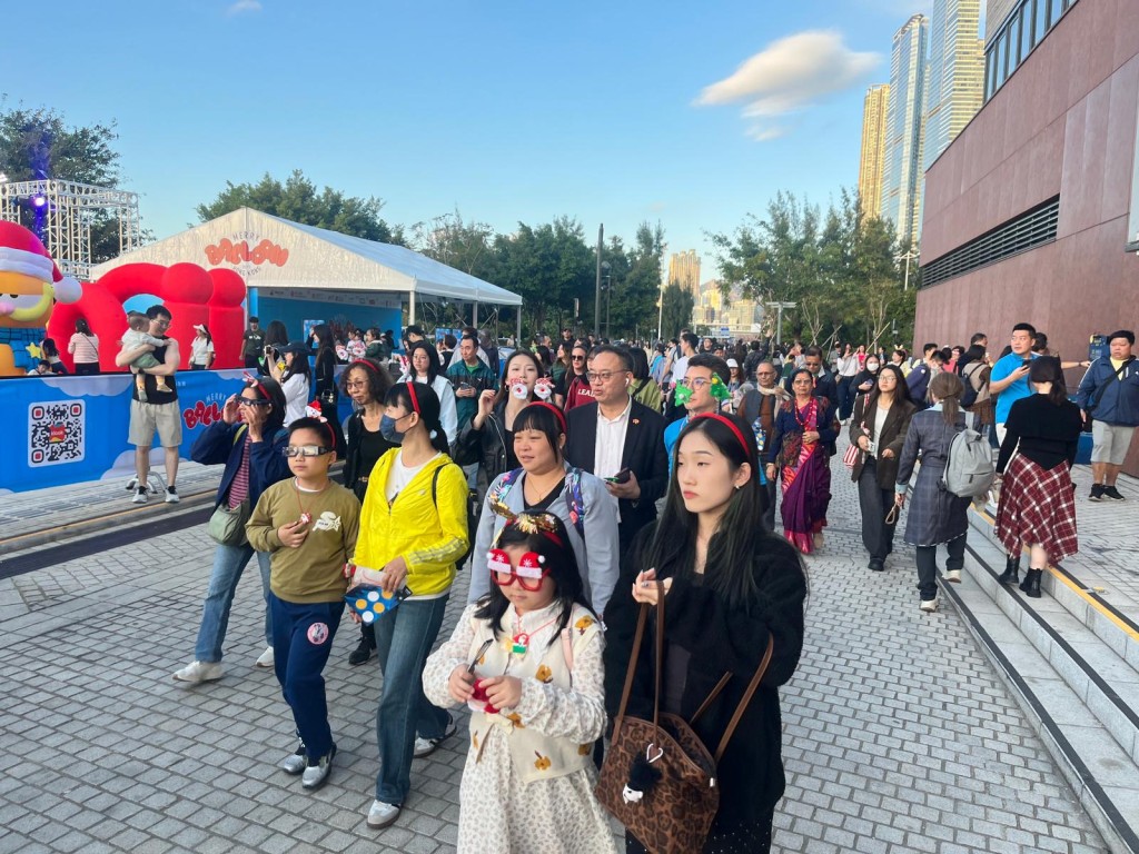 油尖旺南分區委員會日前帶領區內少數族裔及基層家庭，遊覽西九聖誕小鎮限定活動。