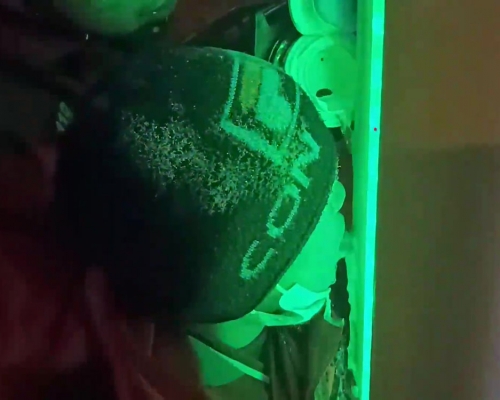 新疆男孩舔燈柱舌頭被凍住,消防員解救後大哭。