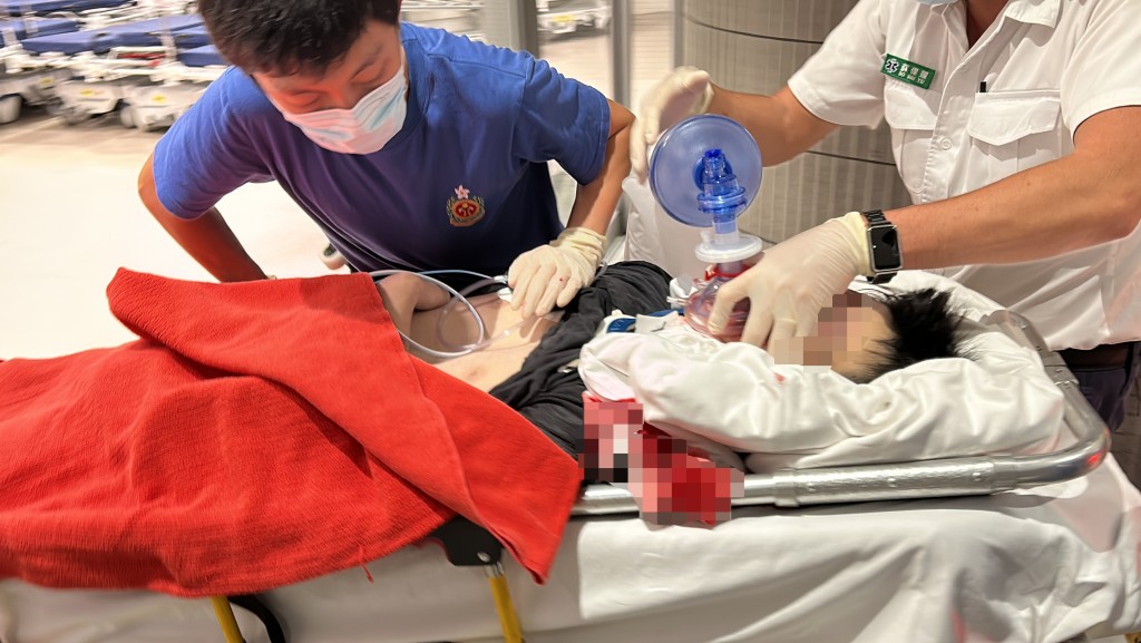 男子昏迷送院搶救。蔡楚輝攝