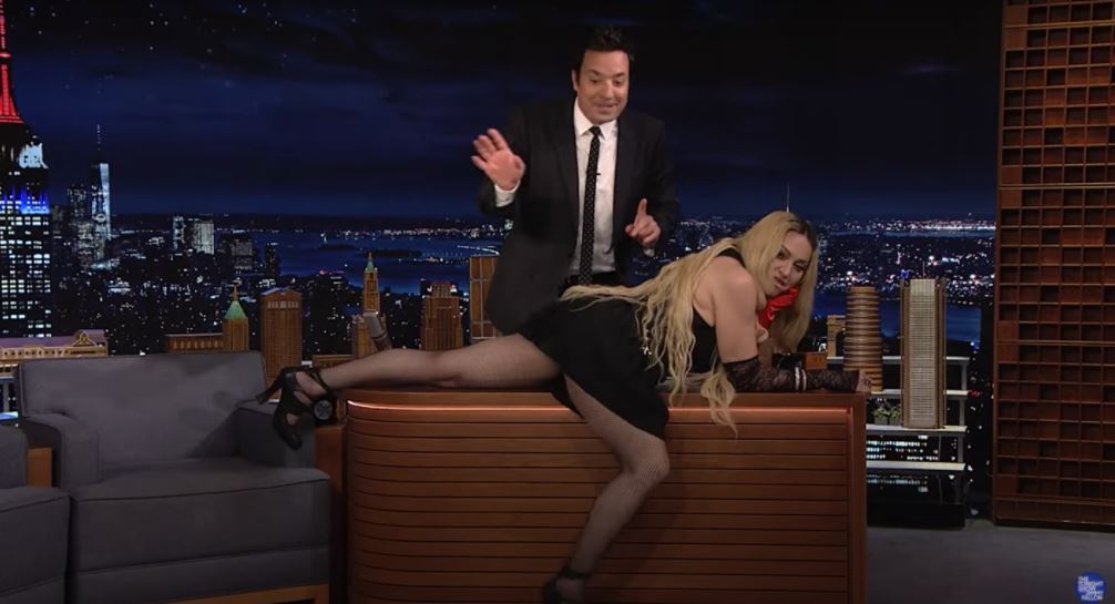 忽然爬上枱.....