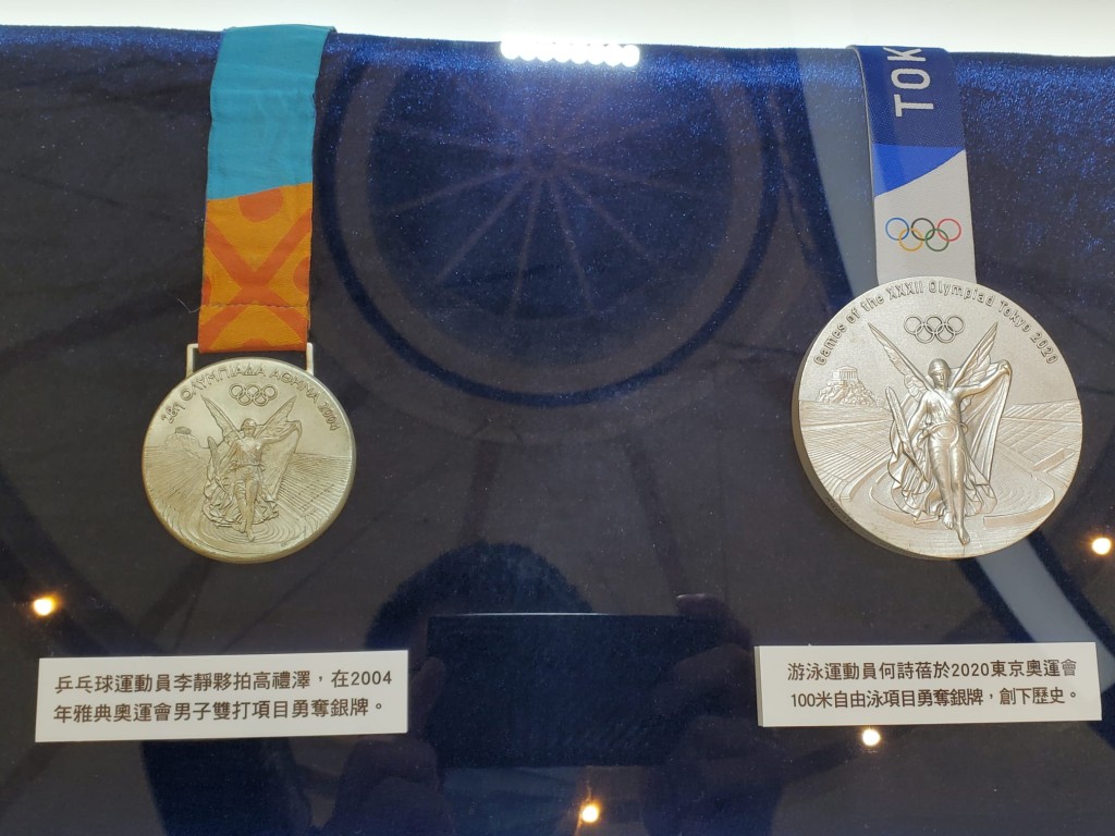李静、高礼泽的雅典奥运乒乓男双银牌，还有何诗蓓的东京奥运游泳银牌。 本报记者摄