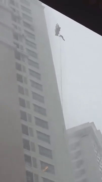 印尼抹窗工高空作業遇狂風,吊船變「鐘擺」猛撞外牆亡。X@pisklauren 印尼抹窗工高空作業遇狂風,吊船變「鐘擺」猛撞外牆亡。X@pisklauren