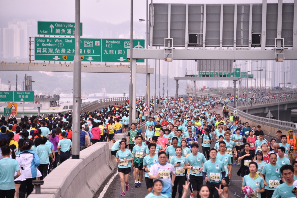 明年举行的香港马拉松名额暂定为2.5万个。资料图片