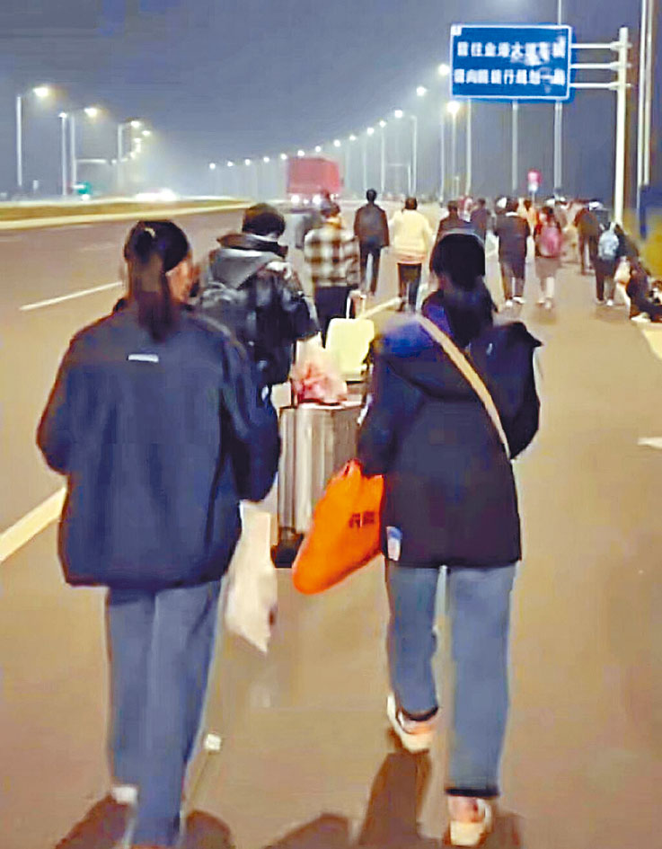 鄭州富士康近日爆發疫情,大批員工徒步返鄉。