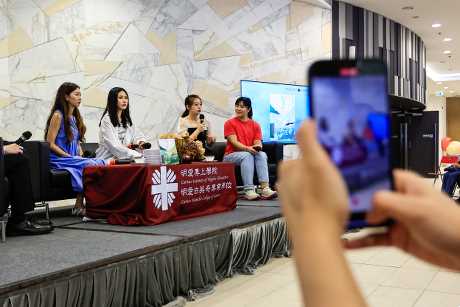 汶川地震倖存者和本港輪椅劍擊運動員余翠怡日前到明愛專上學院與學生分享。 鄭丹尼攝