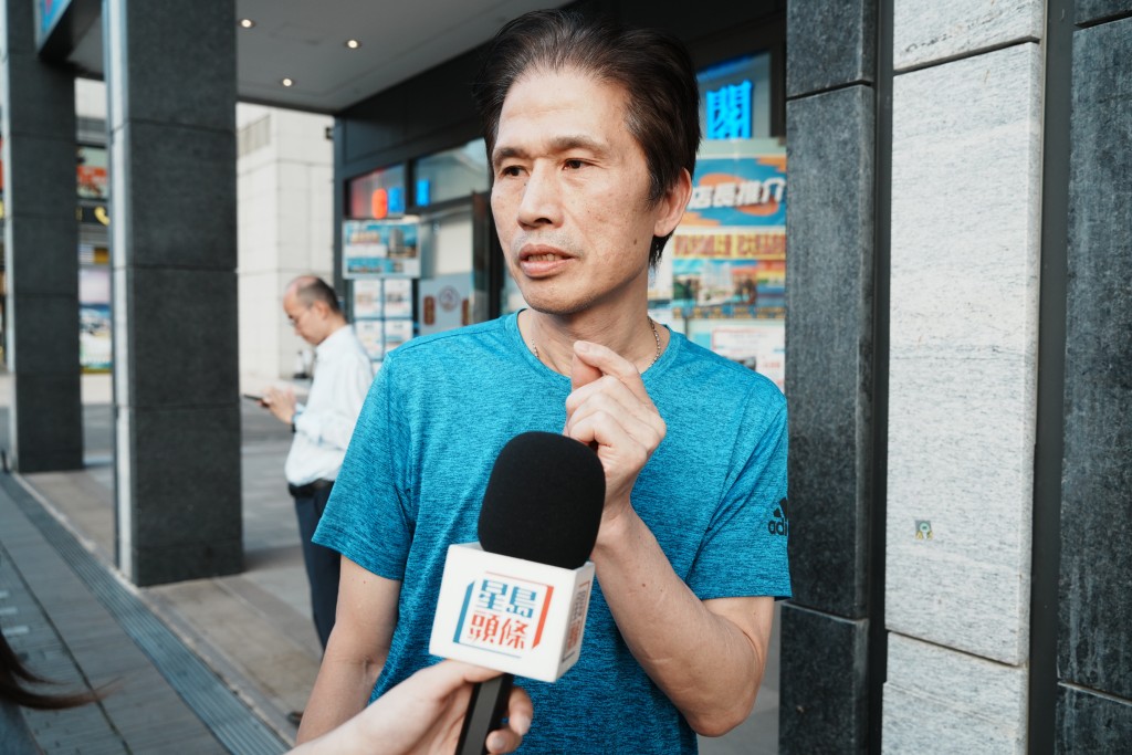 黃先生哽咽表示,董建華的政策初衷與出發點良好。汪旭峰攝 黃先生哽咽表示,董建華的政策初衷與出發點良好。汪旭峰攝