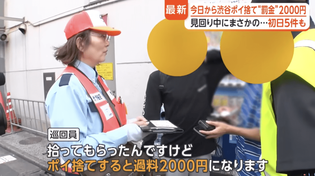 一名男子被捉到亂拋垃圾,當場被罰款。 一名男子被捉到亂拋垃圾,當場被罰款。