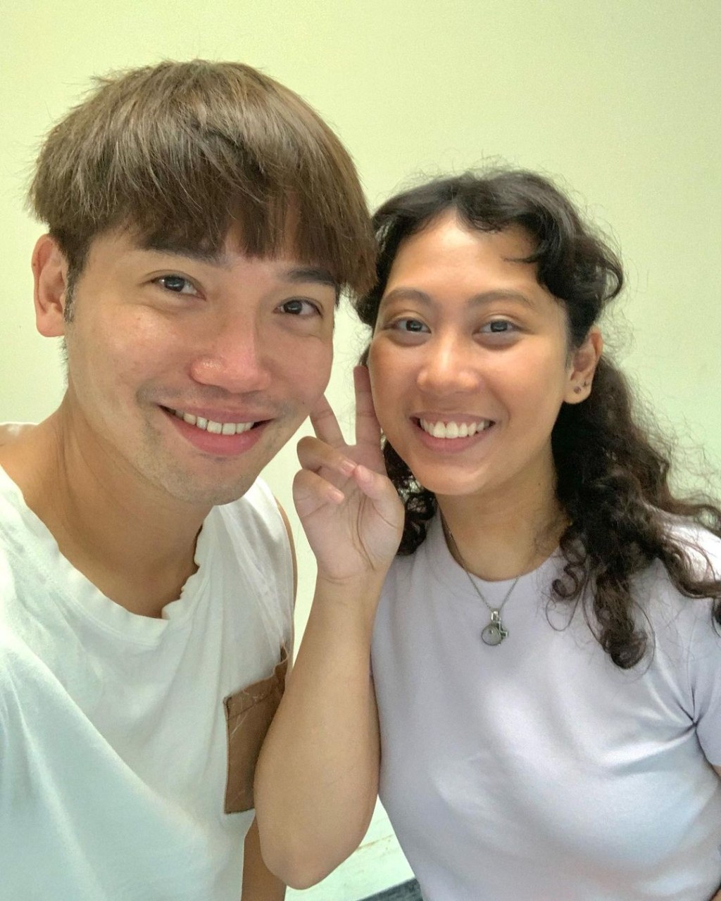 Kirsten完全唔介意素顏出鏡，被指與黃建東有夫妻相。