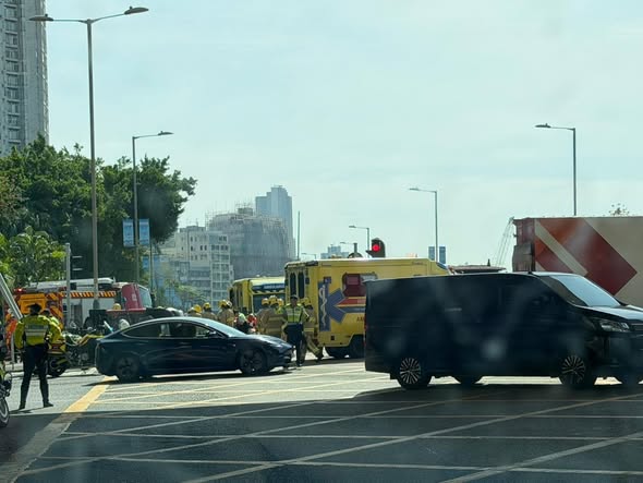 救護車到場。fb馬路的事 (即時交通資訊台）Kwok Kin Wang圖片 