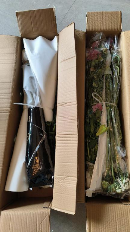 内地电商会将鲜花放在纸盒内寄出。