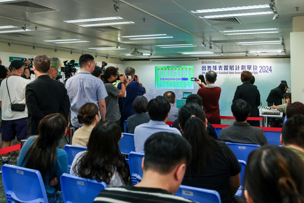 今次綠置居2024共接獲3.6萬份申請，其中2.4萬份是居屋2024綠表帶過，1.2萬份是新申請。何家豪攝
