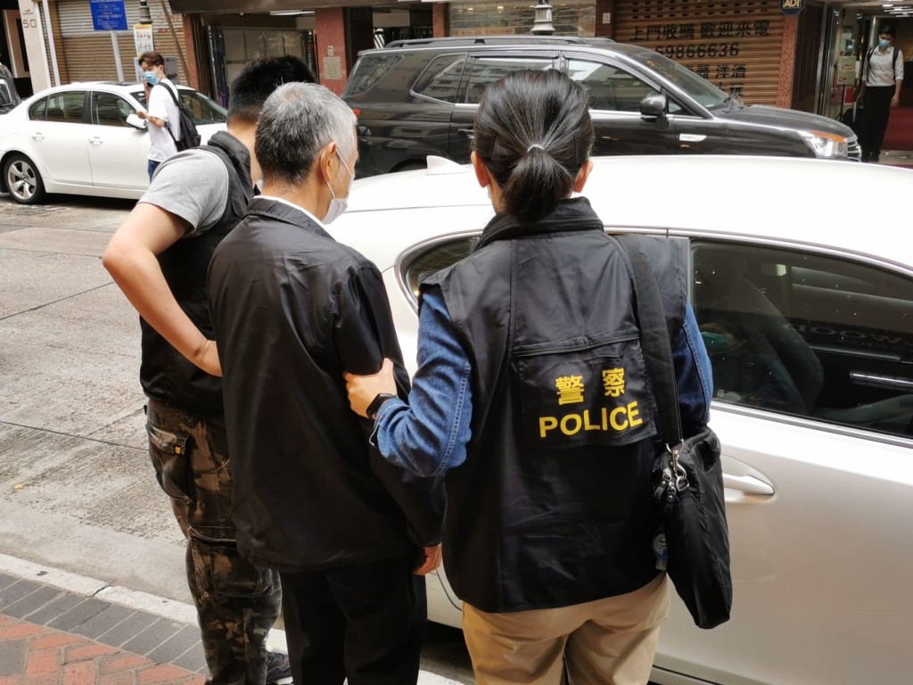 警方在深水埗區拘捕一名70歲姓李本地男子。