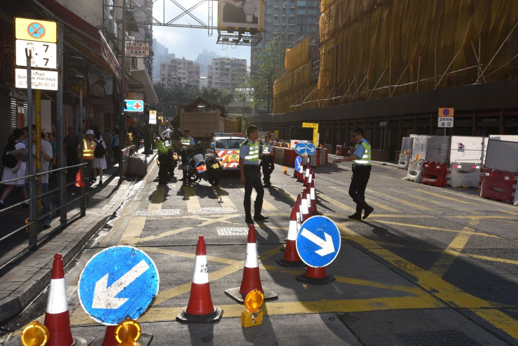 物華街路面下陷。