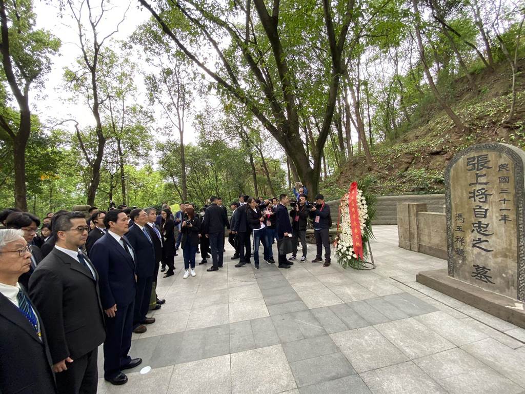 馬英九一行到重慶參觀張自忠將軍烈士陵園並拜祭。 中時新聞網圖