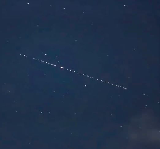 河南6日晚，多地民众在夜空中发现神秘光串。抖音