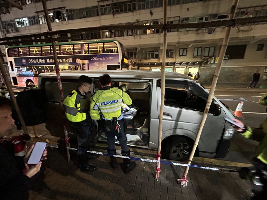 警方在車內發現大量大麻花。曾志恒攝 警方在車內發現大量大麻花。曾志恒攝