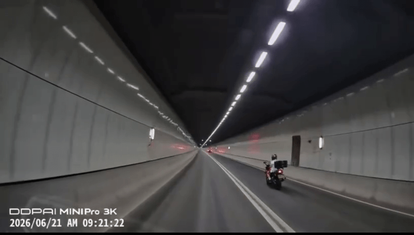 當時電單車沿右線行駛。FB：Wai Hung Tsang@車cam L（香港群組）