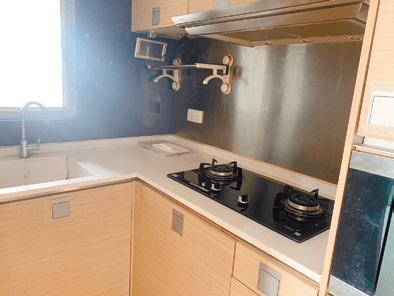 廚房設L字形廚櫃，連明火爐及抽油煙機等廚電，減省部分添置所需。