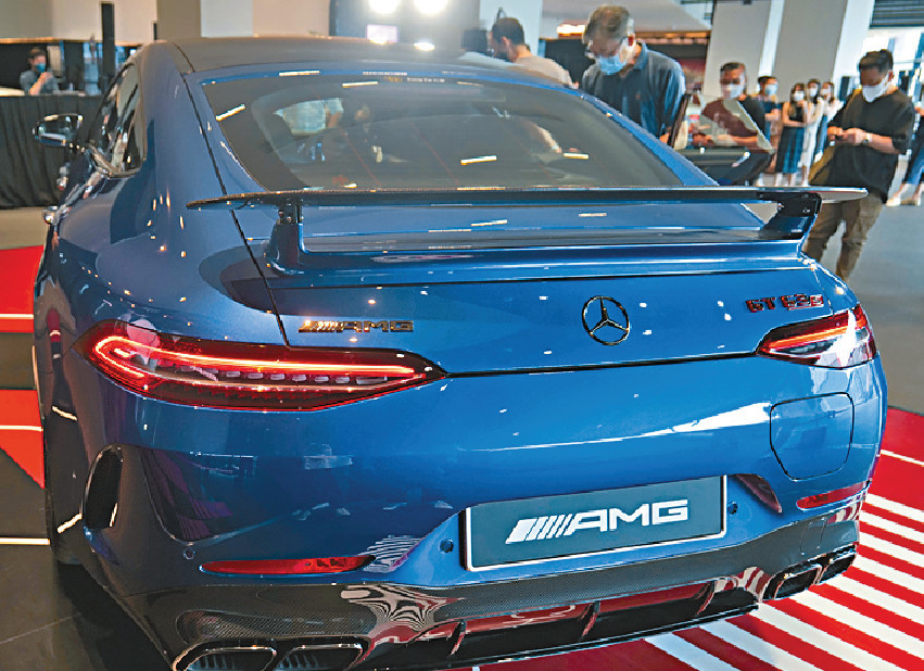 ■车尾配有大型碳纤维尾翼。