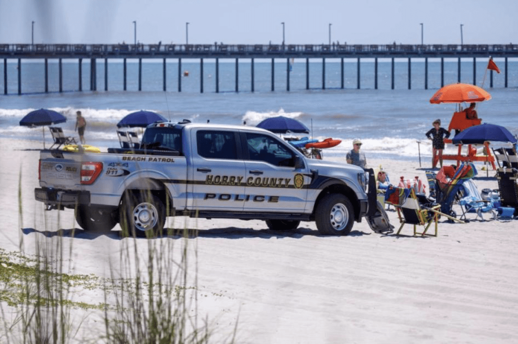 目击者称，一辆巡逻警车从一个街口驶入沙滩后，突然转弯，把桑德拉撞倒及压住。图为同型号警车。