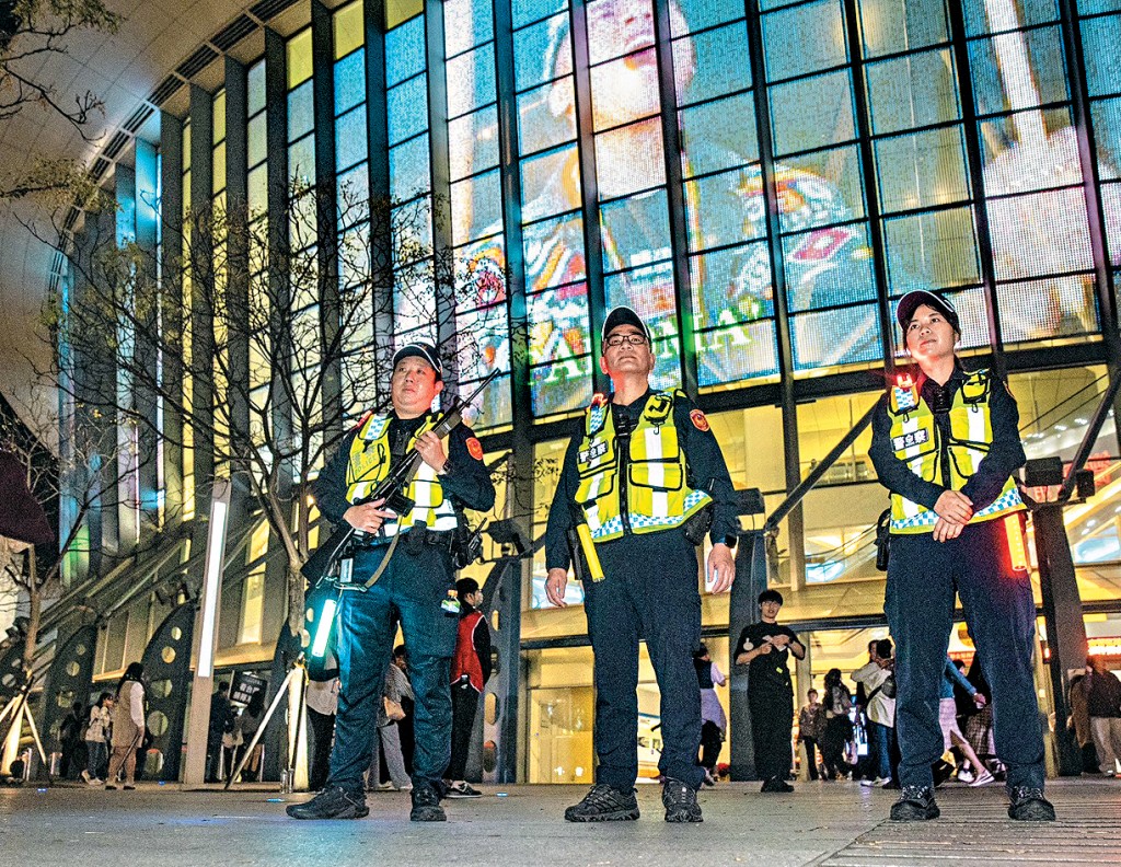 大批警察持長槍戒備台北「小巨蛋」。