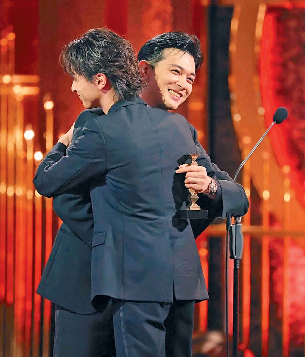 去年影帝兼《國寶》拍檔橫濱流星頒獎給新任影帝吉澤亮，二人激動擁抱。