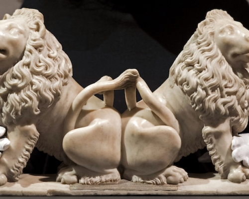 一對大理石獅子雕塑周四在英國倫敦拍賣，並以935萬英鎊成交。