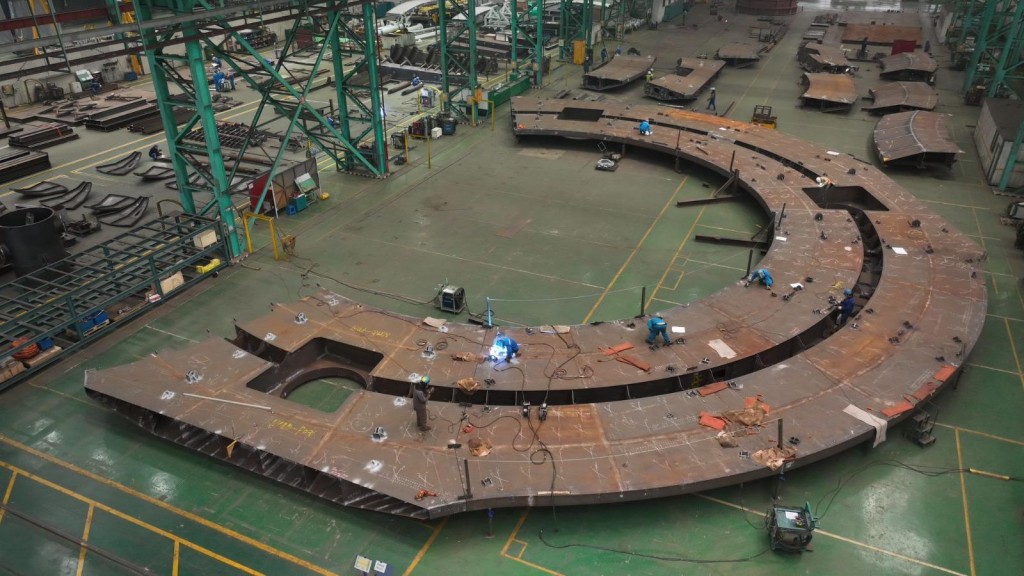 為減少現場焊接工作量，團隊將行人天橋的組件預先拼裝再運送至工地。來源：運輸署提供。