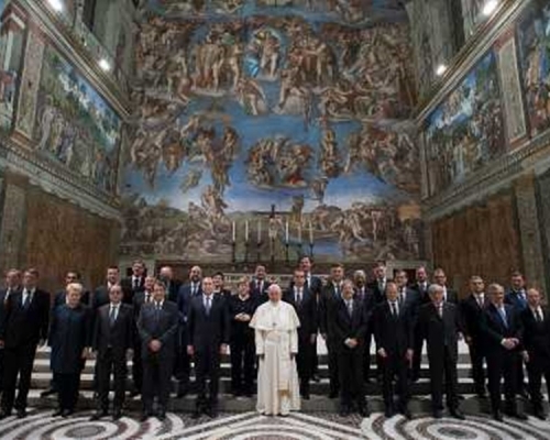 各国领袖与教宗方济各见面，并在经典巨画《最后审判》前拍照。AP
