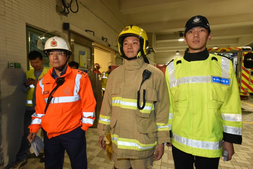 參與救援的救護、消防及警方在場交代車禍經過。