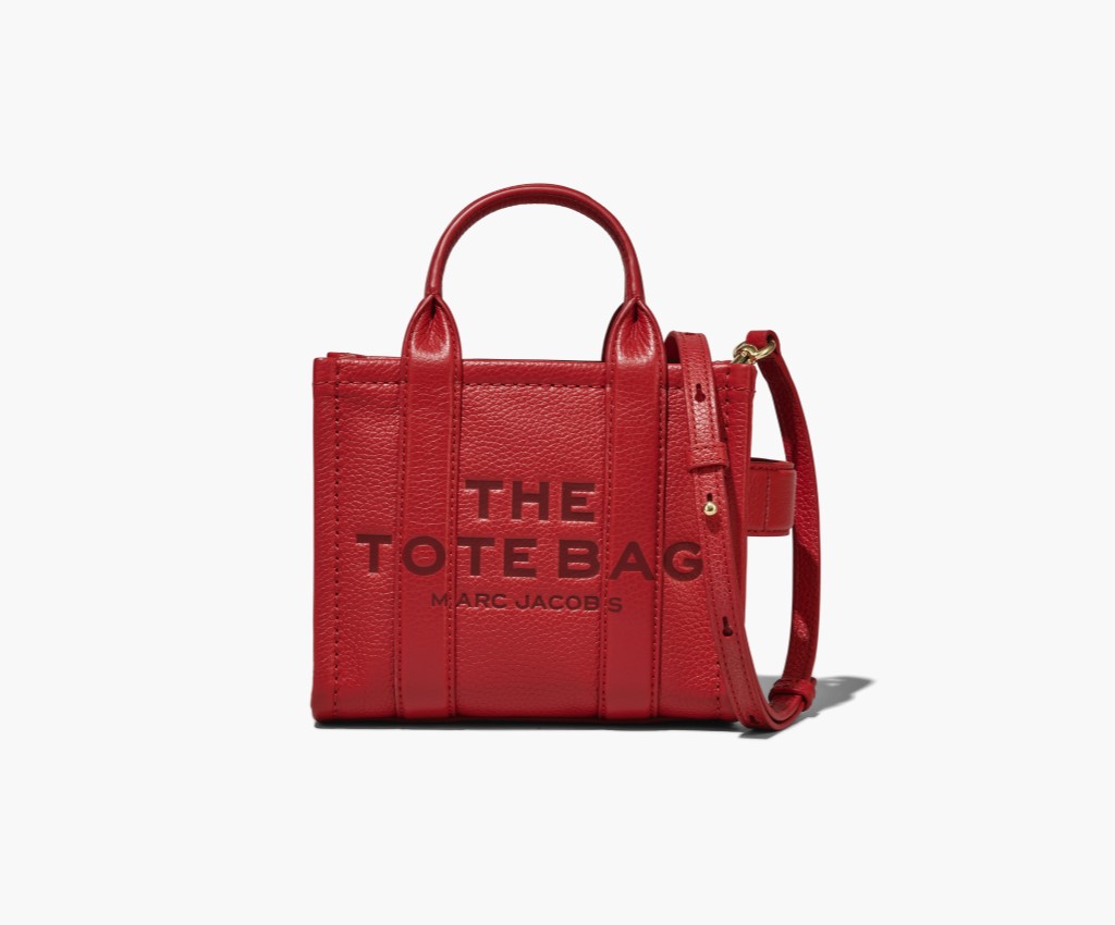 在崇光百貨內的Marc Jacobs消費滿淨值$2,000或以上，可享18X積分回贈。圖為飾以The Tote Bag字樣的超迷你版紅色手袋/$3,390/Sogo。